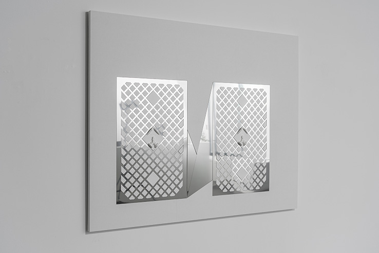4.문문.1_porcelain stainless mirror_130x162cm_2019.jpg